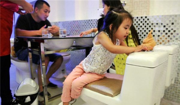 В Китае открылось самое дерьмовое семейное кафе