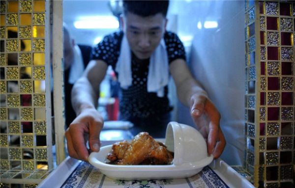В Китае открылось самое дерьмовое семейное кафе