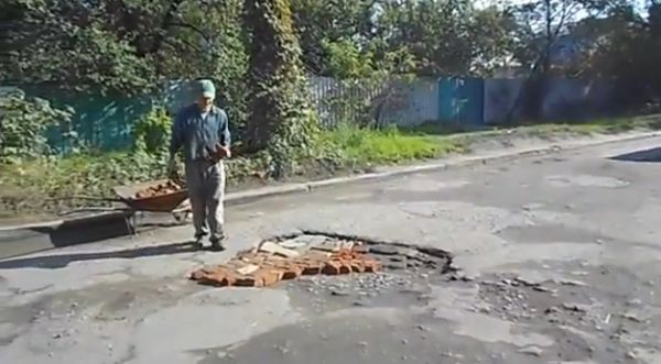 Как ремонтируют дороги в Донецкой области