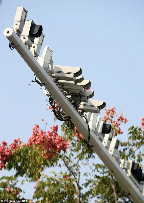 В Китае чиновники посчитали, что одной камеры будет мало
