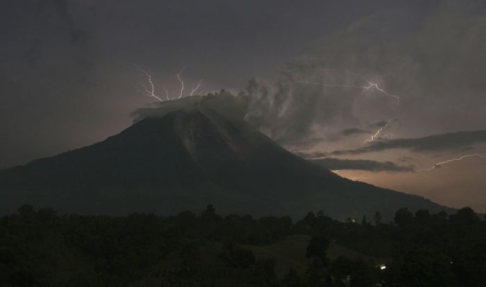 Извержение вулкана Синабунг на Суматре