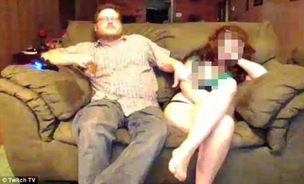 Муж показал свою полностью обнаженную жену по видеоконференции