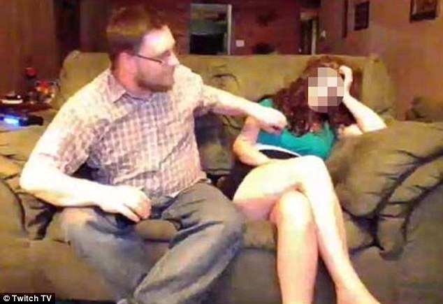 Муж показал свою полностью обнаженную жену по видеоконференции
