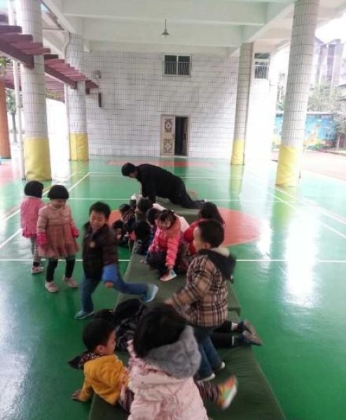 Урок физической подготовки в китайском детском саду