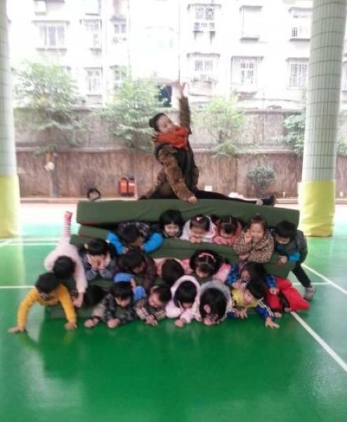 Урок физической подготовки в китайском детском саду