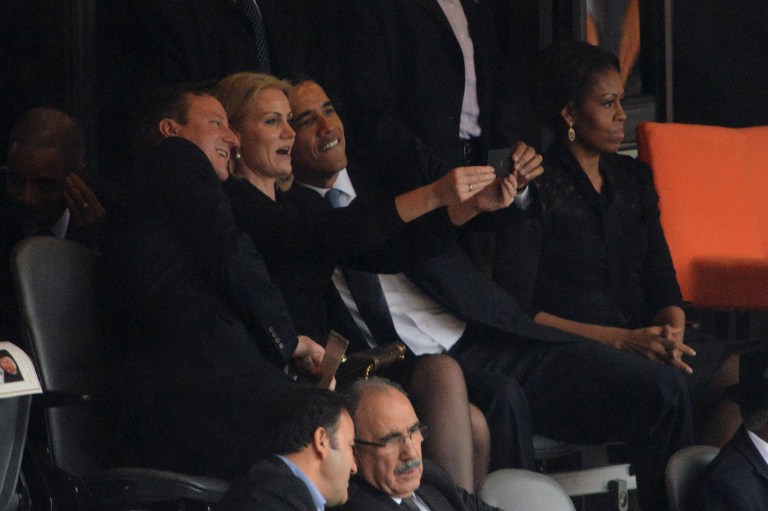 Обама и Дэвид Кэмерон лупят веселые самострелы на похоронах Манделы