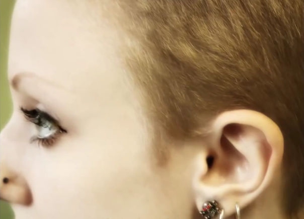 Как канадской модели вырезали эльфийские уши