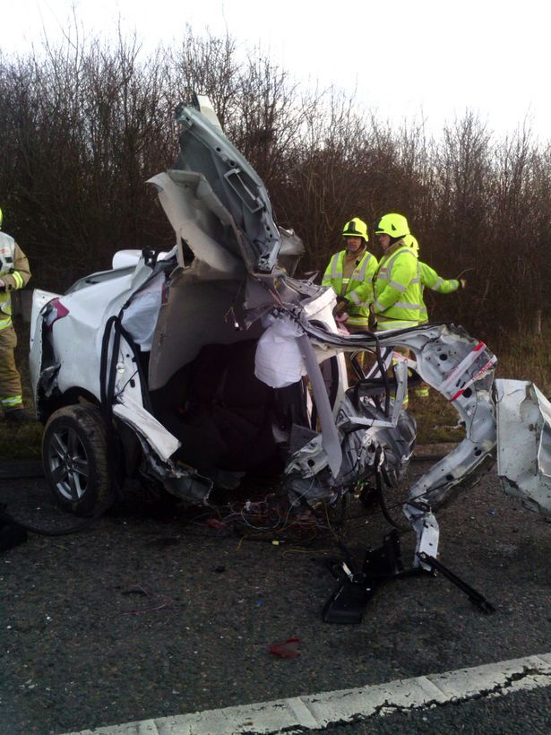 Рождественское чудо: водитель и пассажир выжили в разорванной пополам машине