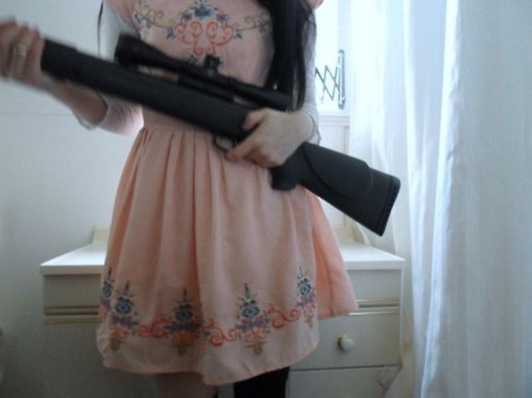 Девушки и оружие