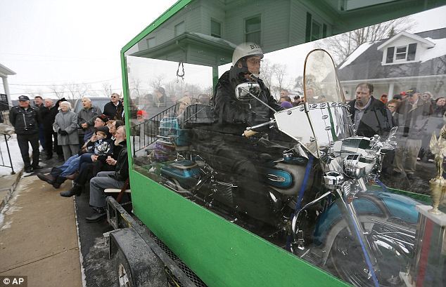 В Америке похоронили байкера верхом на мотоцикле