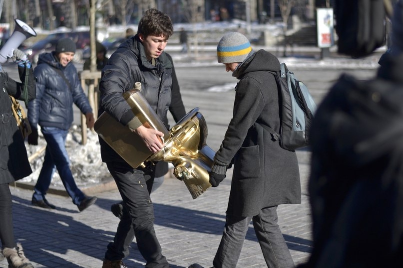 Вместо памятника Ленину в Киеве установили золотой унитаз