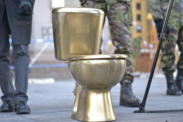 Вместо памятника Ленину в Киеве установили золотой унитаз