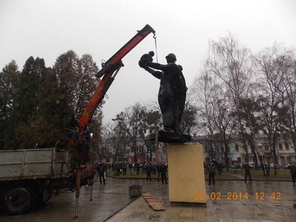 На Львовщине демонтировали памятник советскому солдату