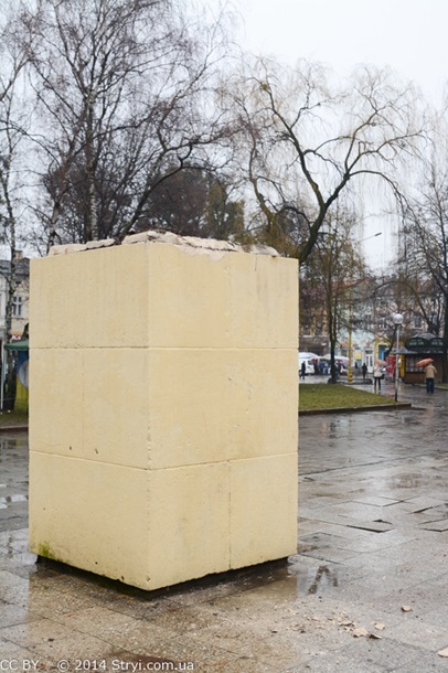 На Львовщине демонтировали памятник советскому солдату