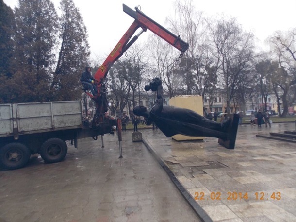 На Львовщине демонтировали памятник советскому солдату