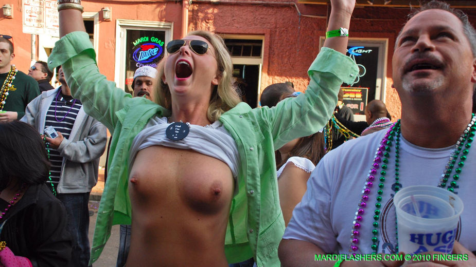 Парад голых девушек с большими сиськами и аппетитными бамперами во Флориде