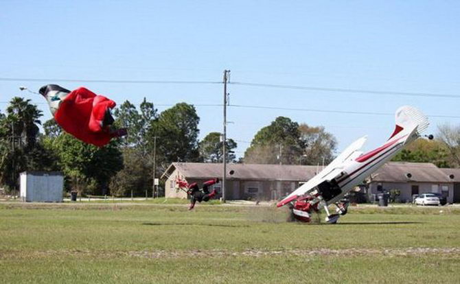 Столкновение парашютиста с самолетом