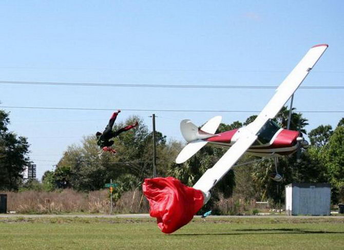 Столкновение парашютиста с самолетом