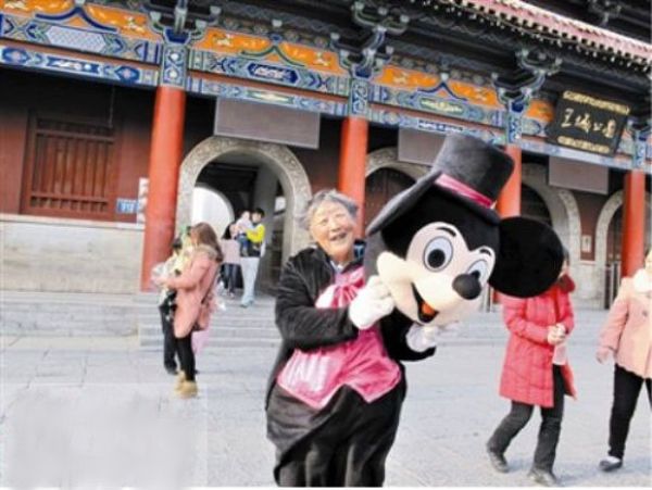 Кто скрывается под костюмом Микки Мауса в китайском парке развлечений