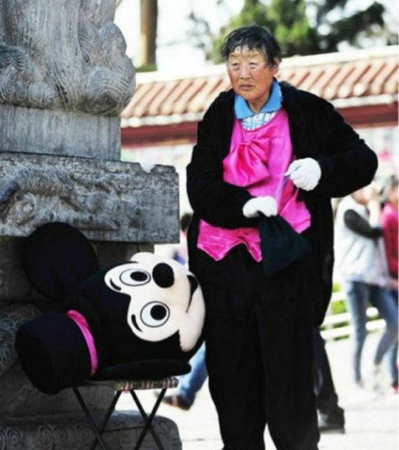 Кто скрывается под костюмом Микки Мауса в китайском парке развлечений