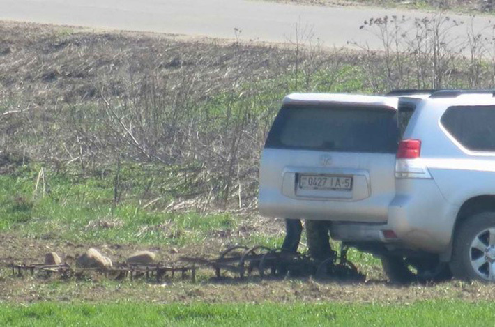 Будни белорусской глубинки: вместо трактора пашут на Лэнд Круизере