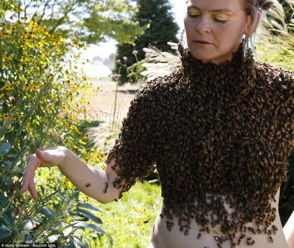 Блузка из 12 000 пчёл