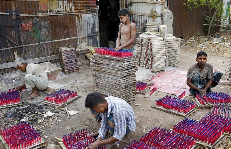 Детишки Бангладеша делают воздушные шарики для детишек богатых стран