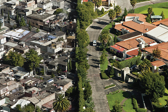 Граница между бедным и богатым кварталом в Мехико