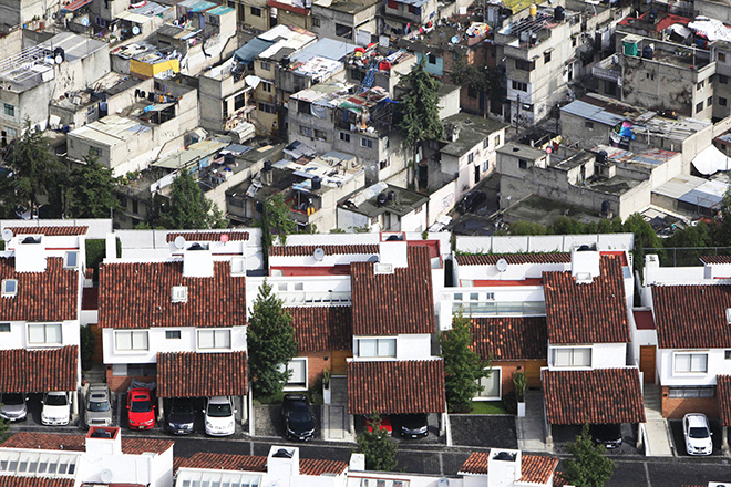 Граница между бедным и богатым кварталом в Мехико