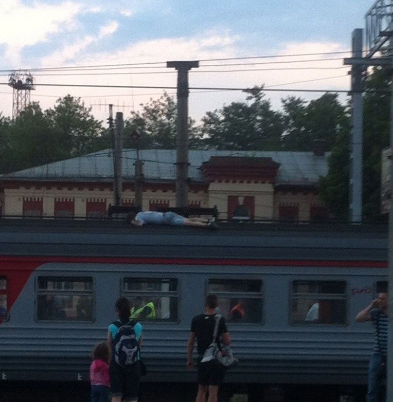 Зацепер погиб на крыше электрички в Москве
