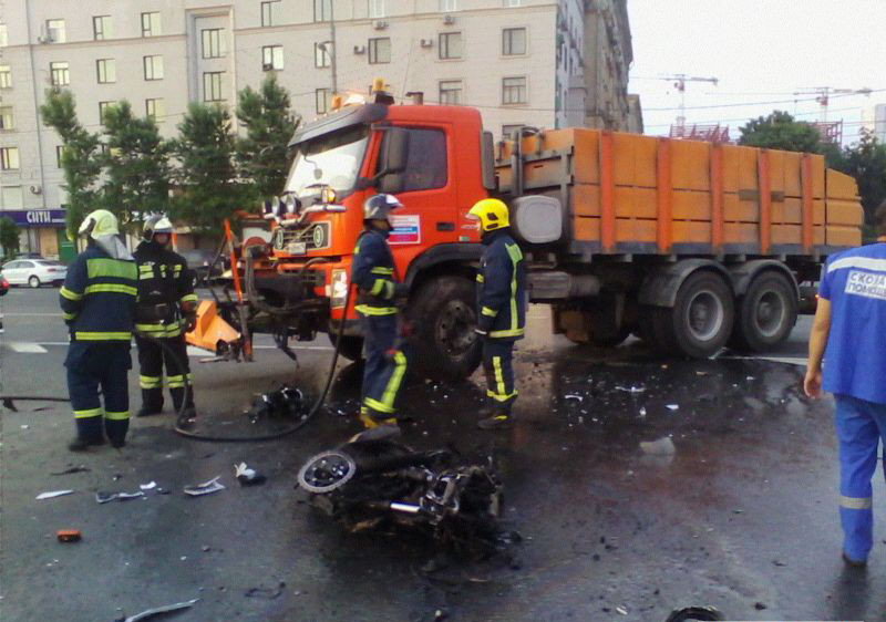 На Кутузовском проспекте 19-й мотоциклист врезался в грузовик