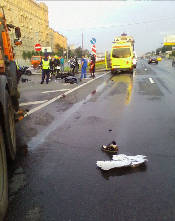 На Кутузовском проспекте 19-й мотоциклист врезался в грузовик