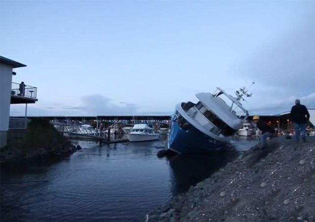 Неудачный спуск на воду люкс-яхты