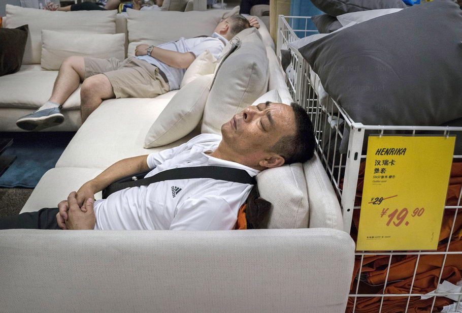 Зачем китайцы ходят в мебельные магазины