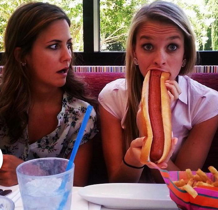 Когда девушка ест огромный хот-дог
