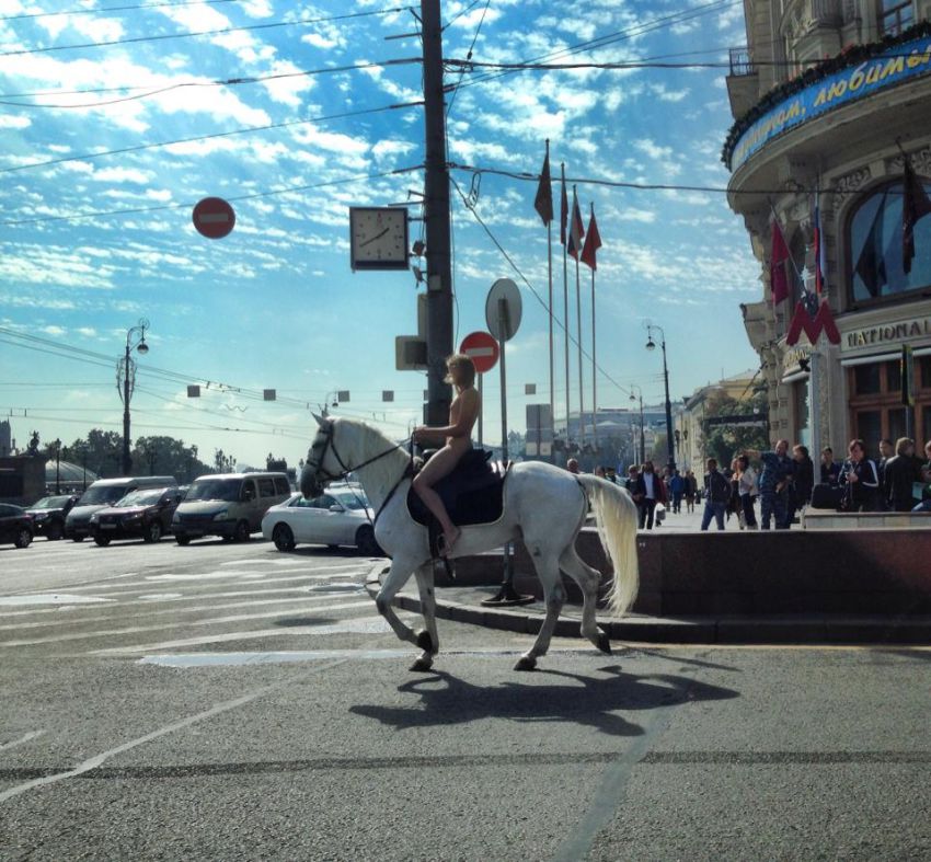 По центру Москвы проехала обнаженная девушка на белой лошади