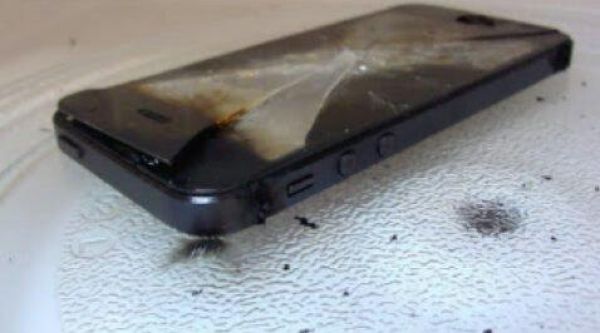 Совет от Капитана Очевидность: не надо заряжать iPhone в микроволновке