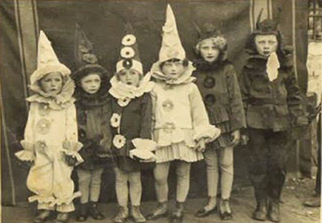 Даже самые страшные карнавальные костюмы не сравнятся с детскими нарядами прошлого века
