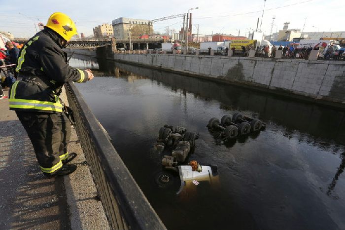 В Обводной канал упал бензовоз