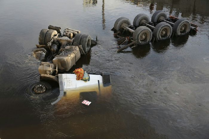 В Обводной канал упал бензовоз