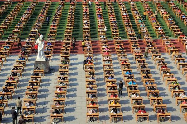 Тысяча студентов сдает экзамен на свежем воздухе под присмотром преподавателей с биноклями