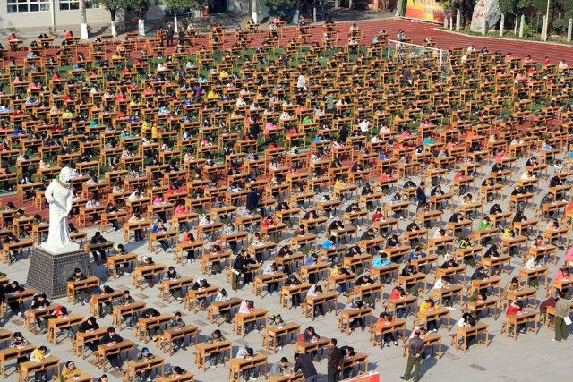 Тысяча студентов сдает экзамен на свежем воздухе под присмотром преподавателей с биноклями