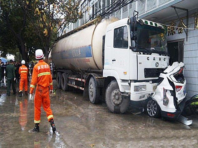 Водитель и пассажир выбрались невредимыми из размазанной по стене машине