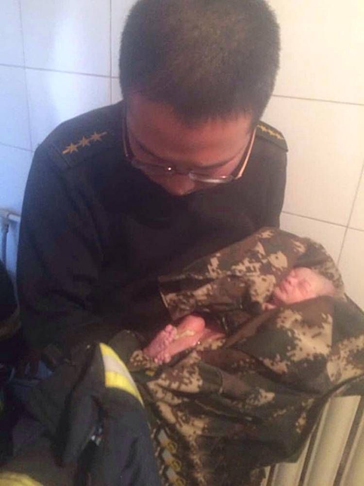 Пожарные спасли младенца, смытого в унитаз