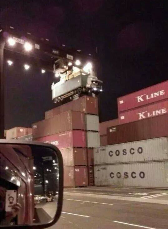 Дальнобойщик забыл отцепить тягач от контейнера