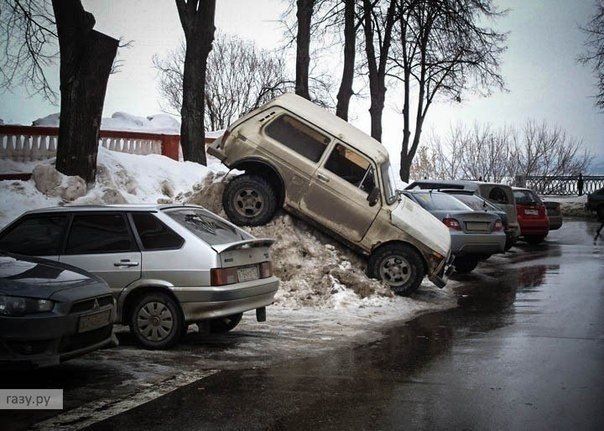 Внедорожник всегда найдет где припарковаться зимой