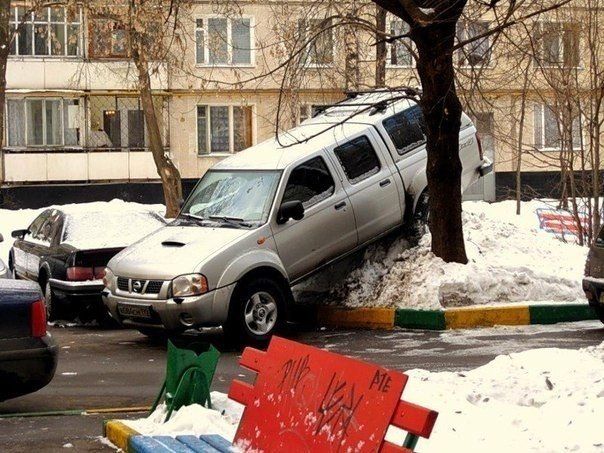 Внедорожник всегда найдет где припарковаться зимой