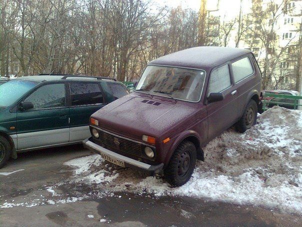 Внедорожник всегда найдет где припарковаться зимой