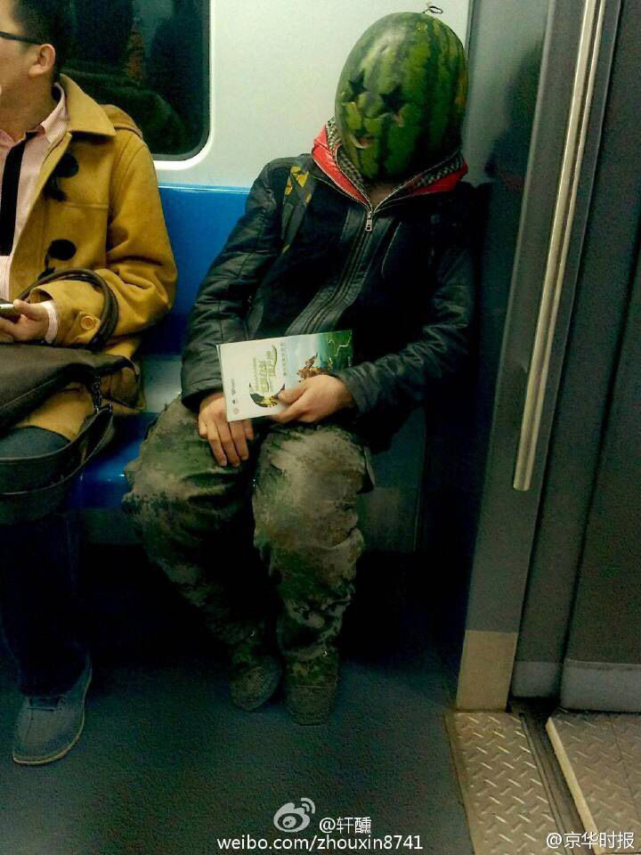 Загадочный человек-арбуз из китайского метро