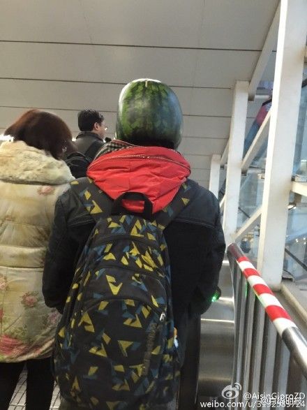 Загадочный человек-арбуз из китайского метро